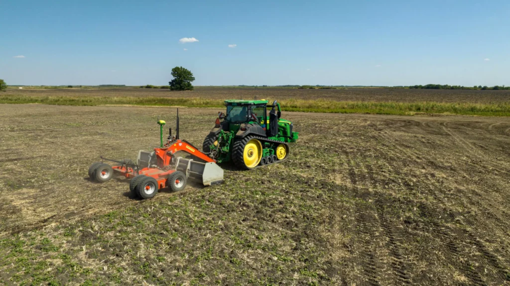 John Deer Crawler tractor driving on the field, demonstrating ground moving using connector.