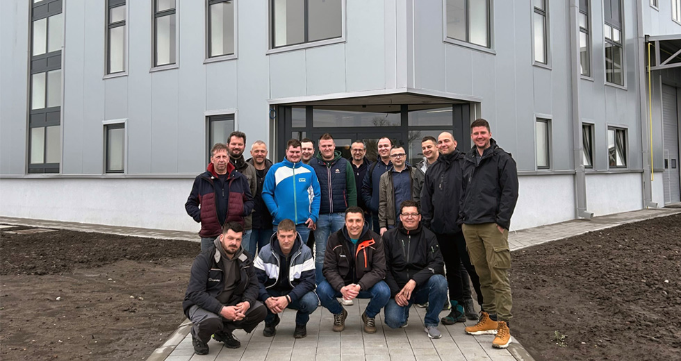 kis visits logineko